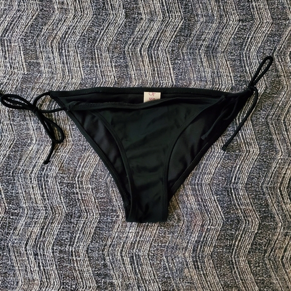 Bikini Bottom - Picture 1 of 2